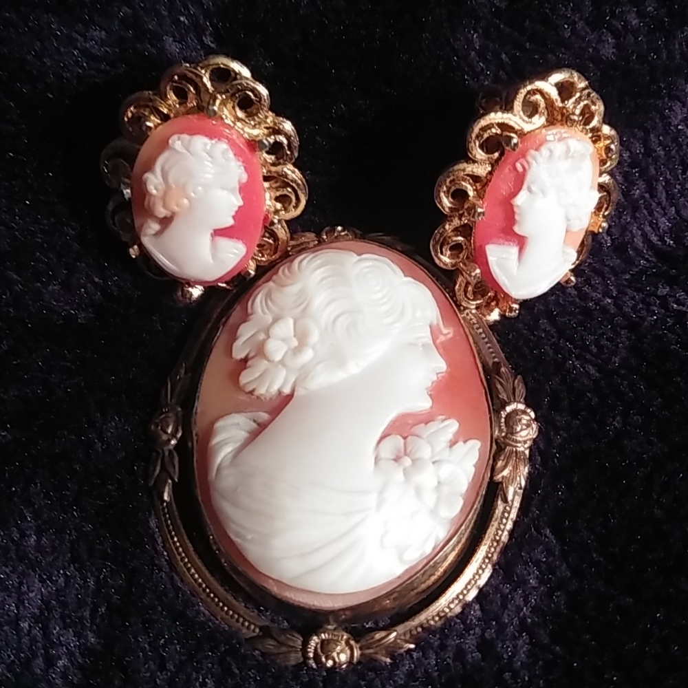 Clip on Cameo E.R. matching brooch